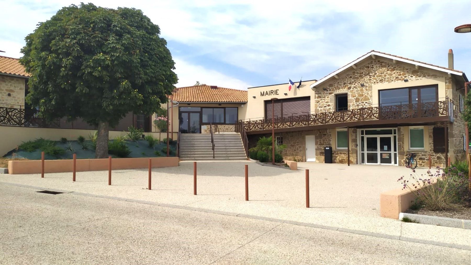 photo du parvis de la maire de roiffieux