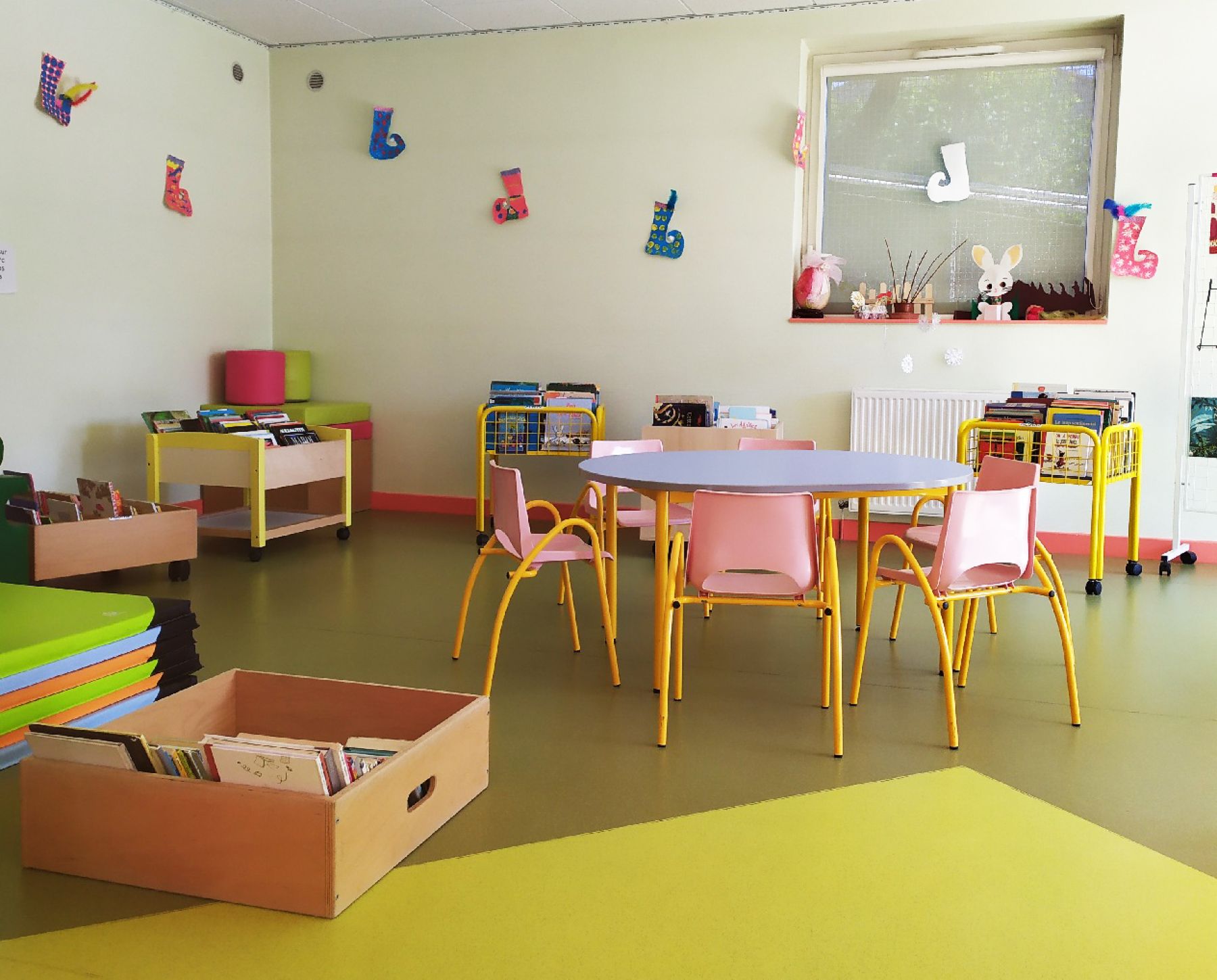 photo de l'intérieur de la bibliothèque municipale de la commune de Roiffieux