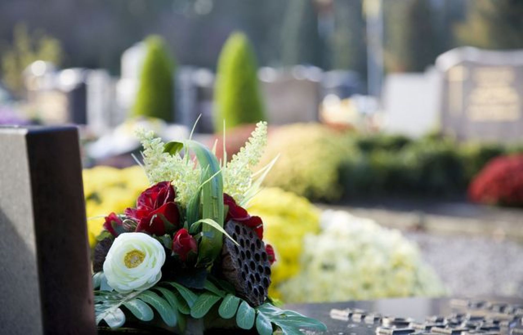 Composition florale - cimetière de Roiffieux